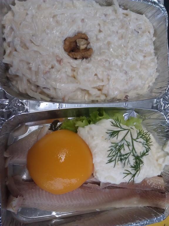 1/2 Forellenfilet  mit Sahnemeerrettich, einem halben Pfirsich und Waldorfsalat von Meyer Menü