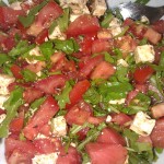 Salat mit Tomaten, Ruccola, Schafskäse und Melone