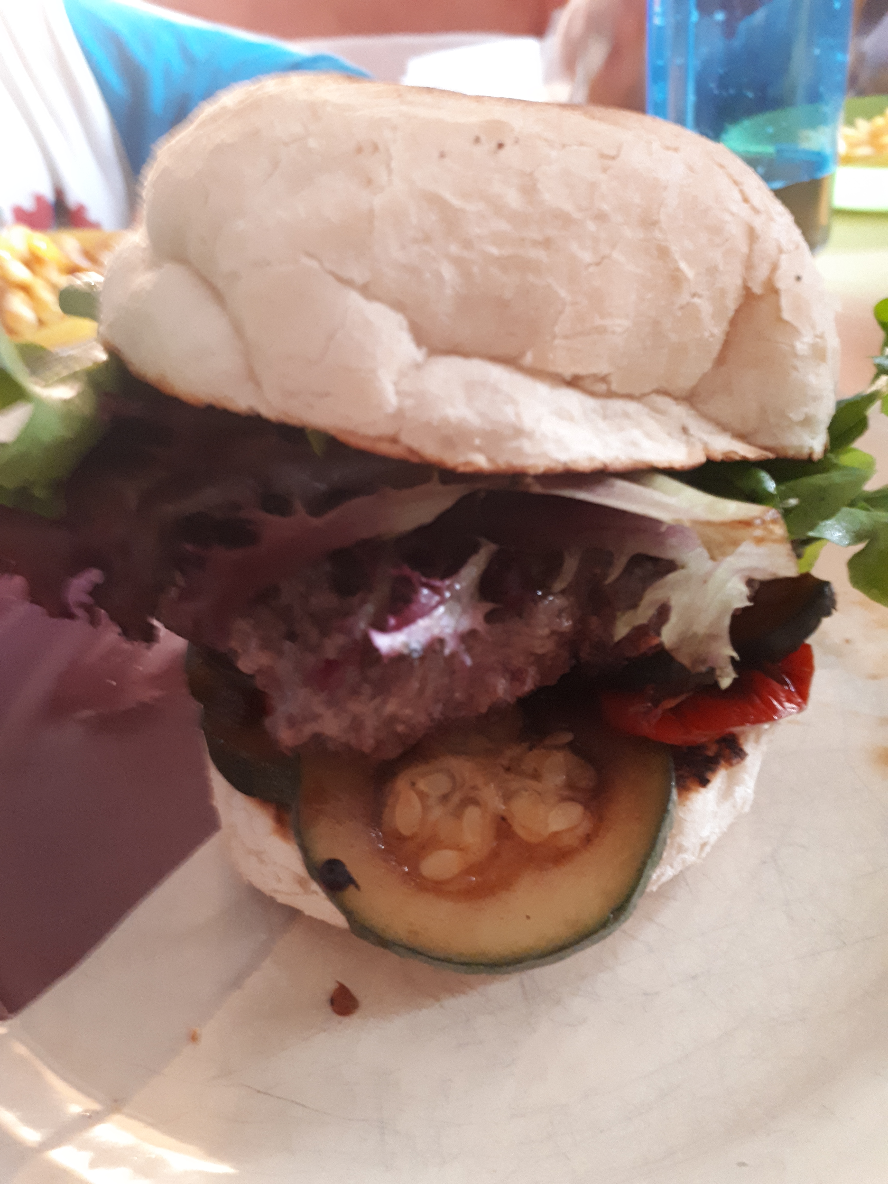Mediterrane Rindfleischburger mit Kartoffelspalten – mein erstes Gericht von Hello Fresh